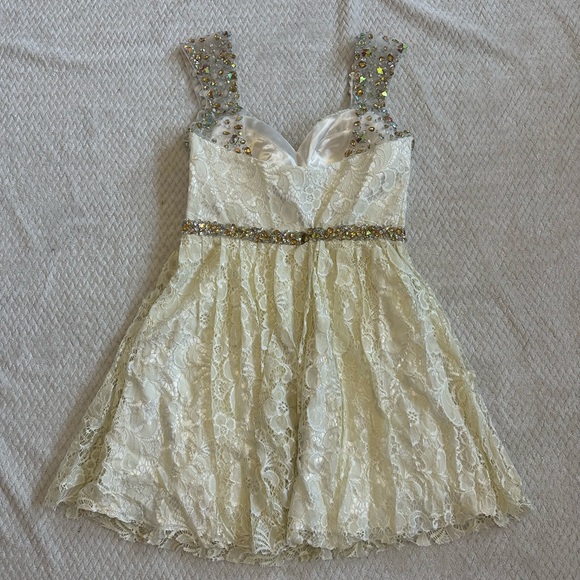 Ivory White Lace with Rhinestone Embellishment Grad Dress / Prom Dress SIZE 9/10 - Picture 2 of 2